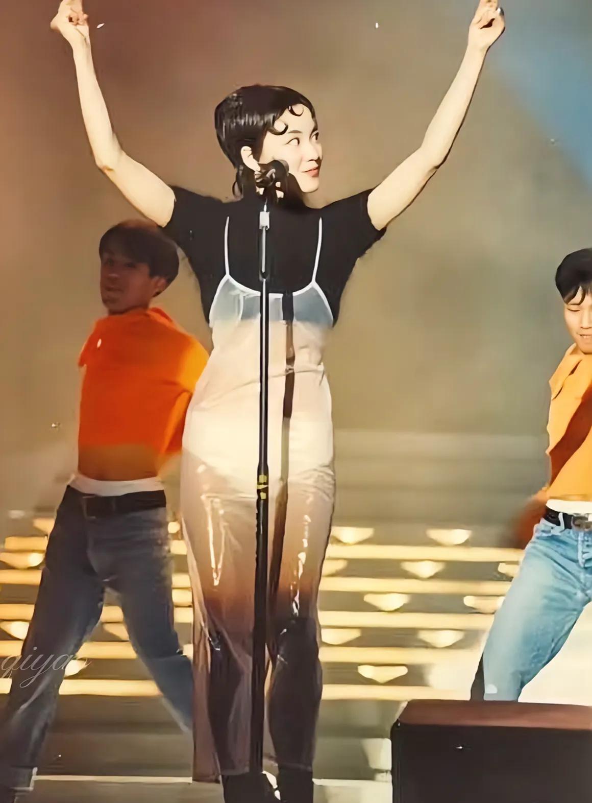 大家发现没有？王菲有种与生俱来的气质，就是她的穿搭真的太太太前卫了，太潮了，个