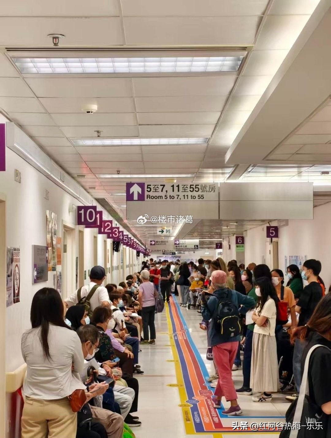 在香港公立医院，急症250元排队等了4个多小时，而且医院还没有饮水机这种基本设施