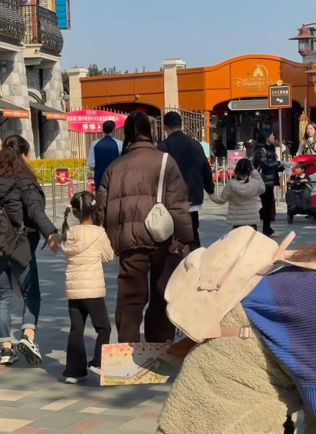 陈赫带俩女儿游迪士尼，老婆张子萱41岁还扮少女，牵陈赫手撒娇！