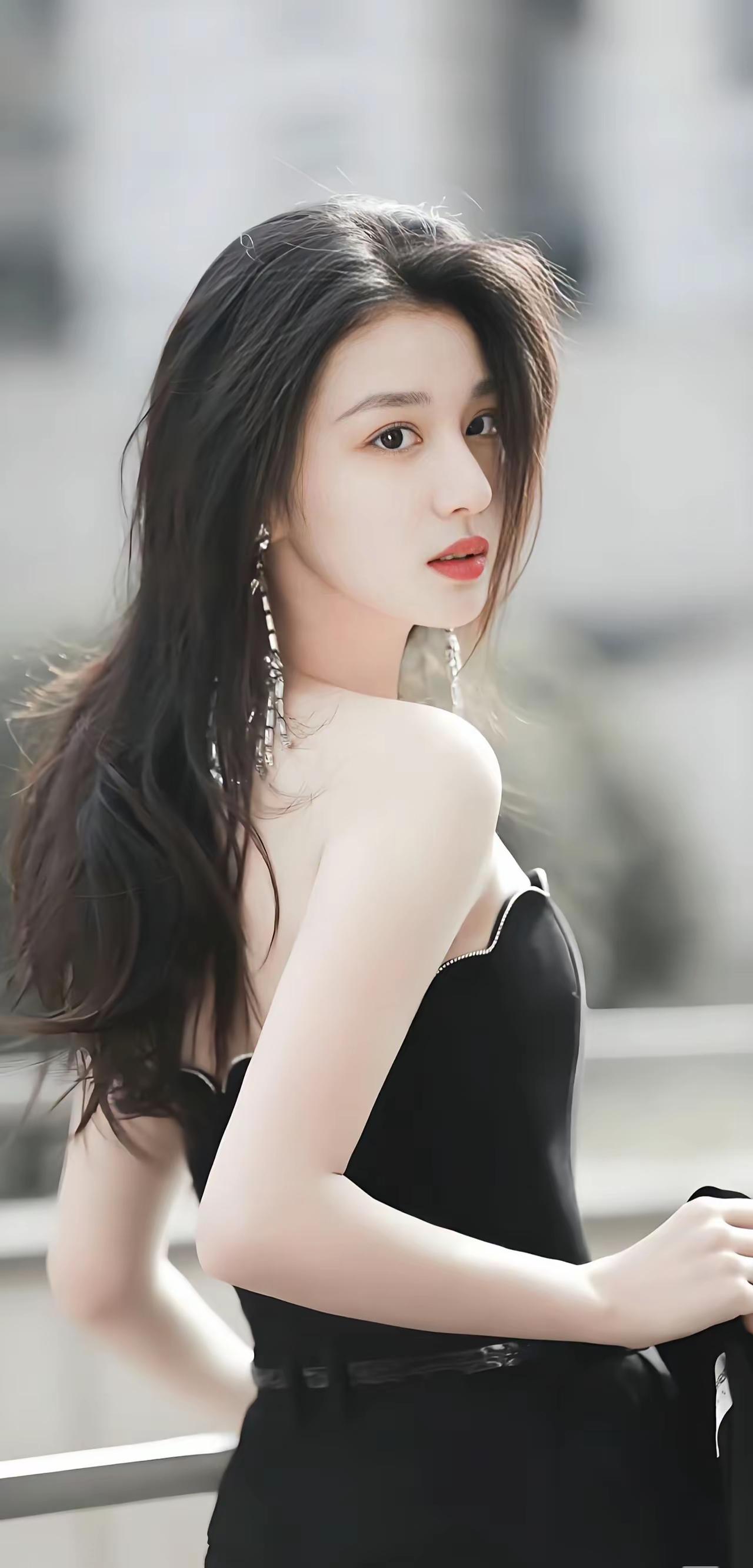 美女壁纸～王楚然，可飒可柔，亦古亦今。黑裙回眸，是都市里的明艳锋芒；窗畔凭栏，是