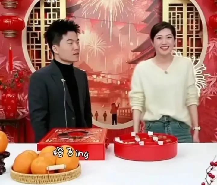 他头顶的白发在直播灯光下刺眼得吓人，一半都白了。去年他眼里还有光，今年只剩下一