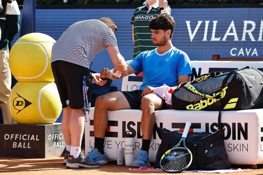 马卡报报道，阿卡今天取消了训练，在酒店接受治疗。昨天击败维尔塔宁的比赛中，阿卡出