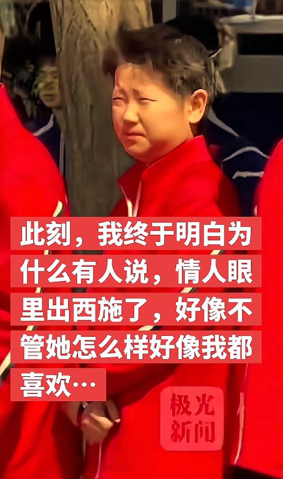 不说出来，大家知道这是莎莎吗？你看这一头不听话的头发，还有眯起来的眼睛。脸蛋皱