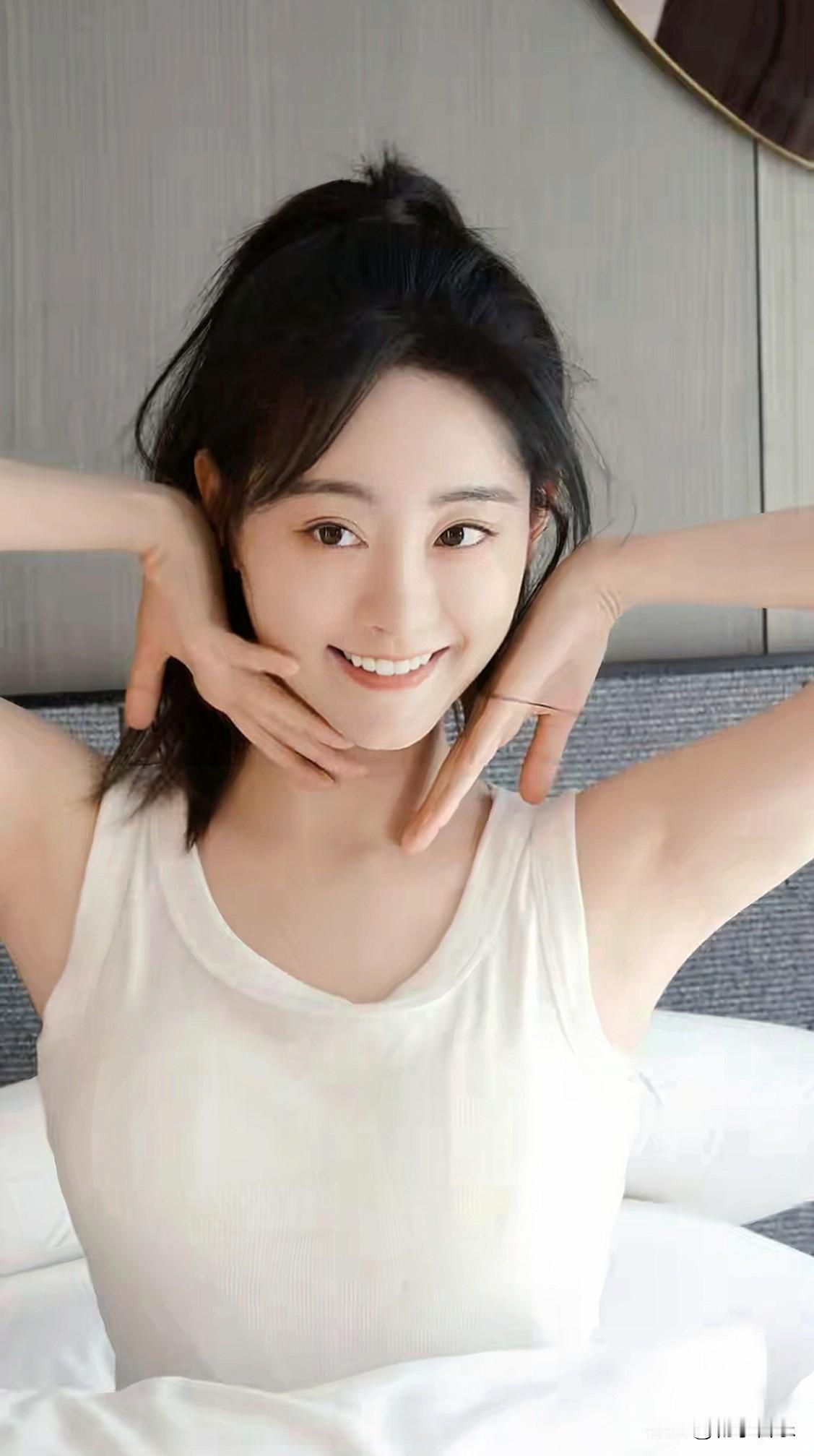 小姐姐笑得真甜，像加了糖，连拍照姿势都在冒可爱泡泡！少女风写真照少女风写真照少