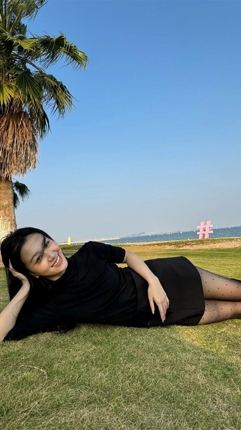 包上恩：黑裙丝袜，又美又有辨识度。包上恩