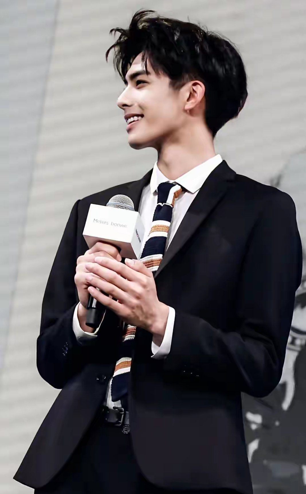 九年前直鼻时期的宋威龙，颜值真的帅到让人挪不开眼，干净又惊艳，完全是颜值巅峰！