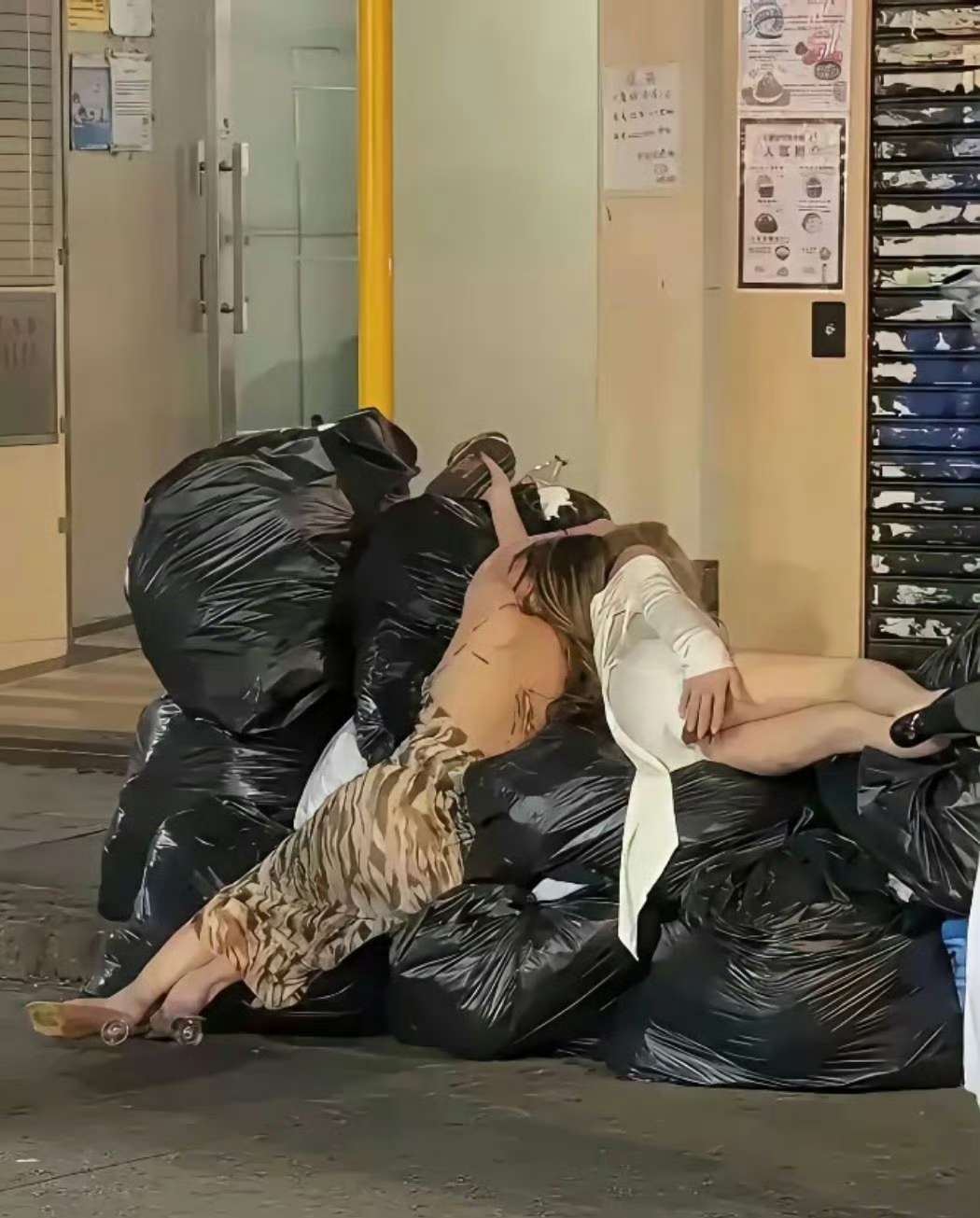从夜店出来，喝多了，地上躺一下。还有醉酒的女孩，直接倒在垃圾堆里。夏天了，会