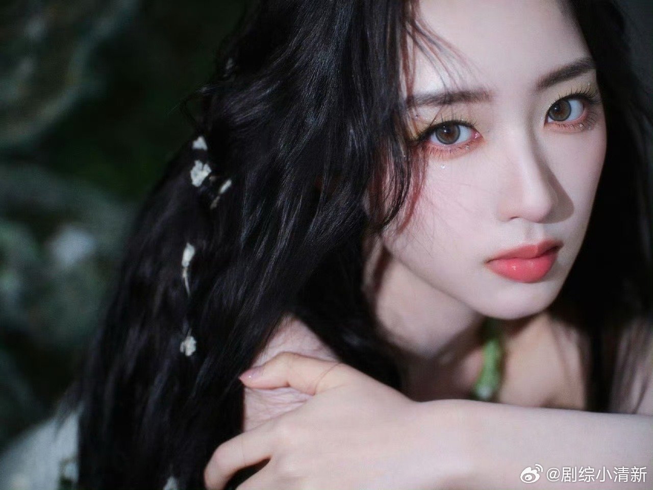 邓恩熙看得出她是精灵这组图值得开屏循环800遍！邓恩熙低头整理翅膀的模样，像