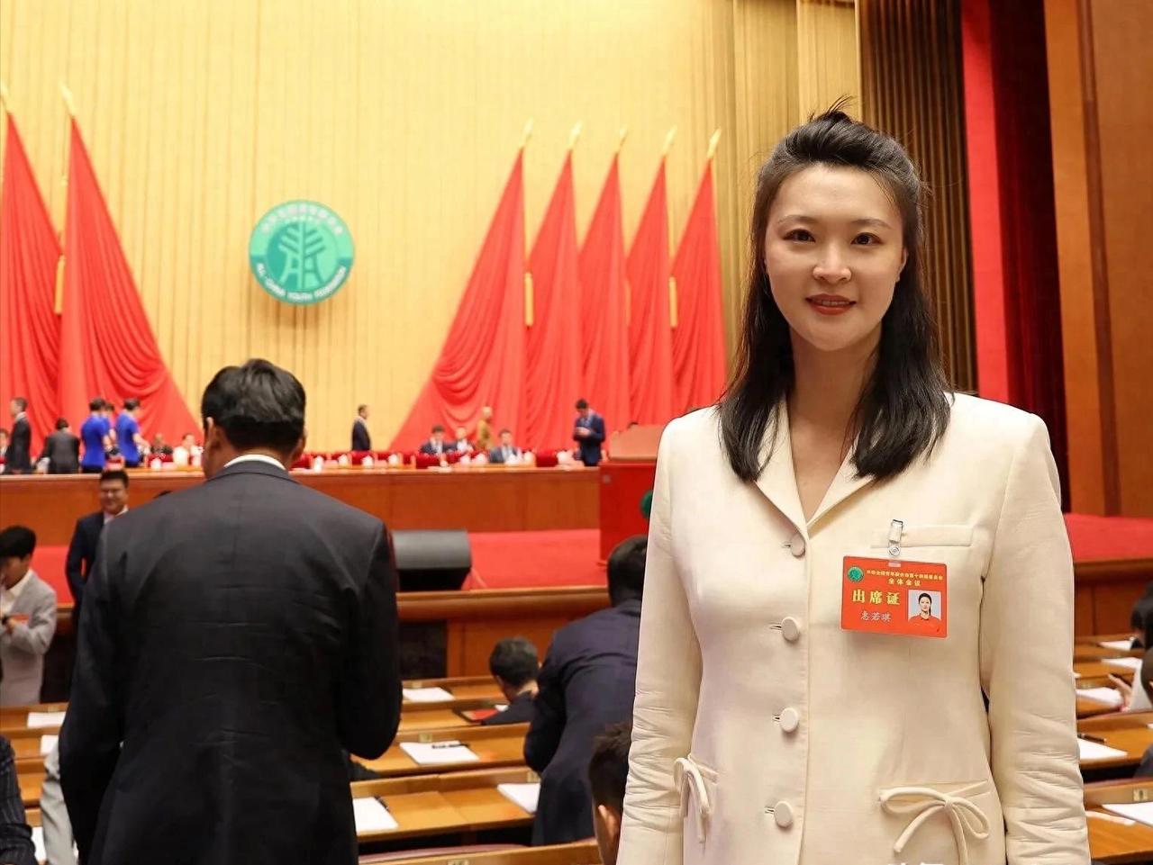 不愧是中国女排最漂亮的美女！在全国青联大会上，与马龙、徐云丽等一同合影美如画，这