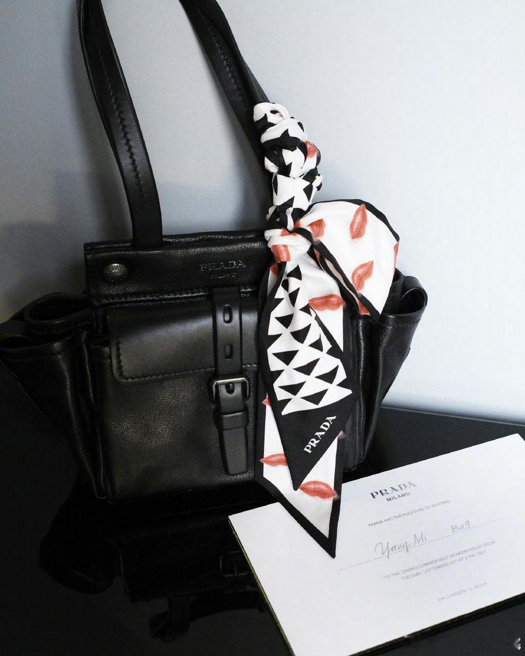 与代言人杨幂一起相约MiucciaPrada与RafSimons共同呈现的Prada2027春夏女装