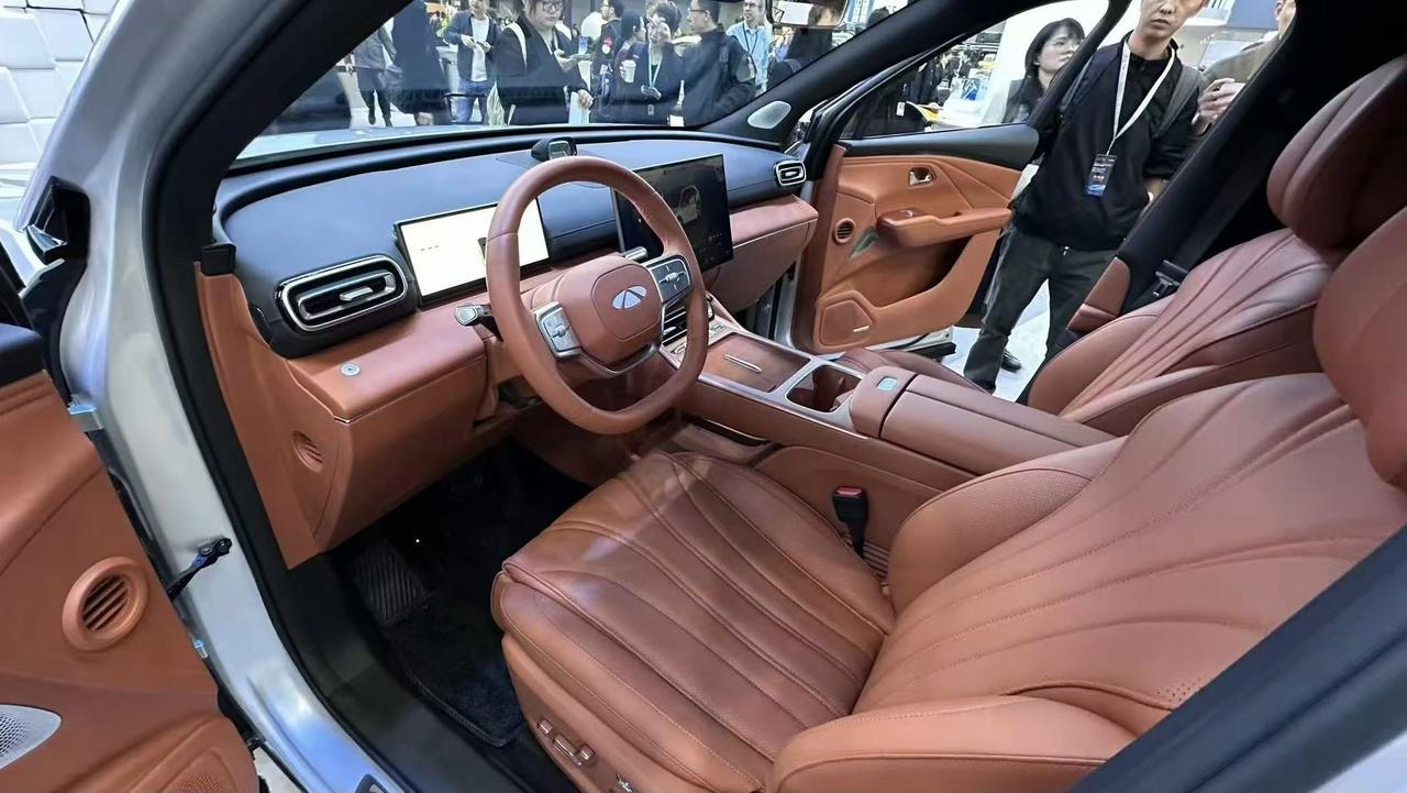 广州车展看到风云T9L，现场看气场挺强的，在旁边的icar系列车型面前也一点不虚