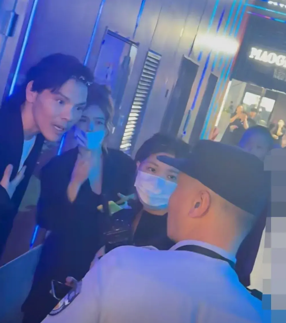 向左逛杭州湖滨，被警察告知“要向我们报备的”，向左跟警察回到“我逛街而已”，警察