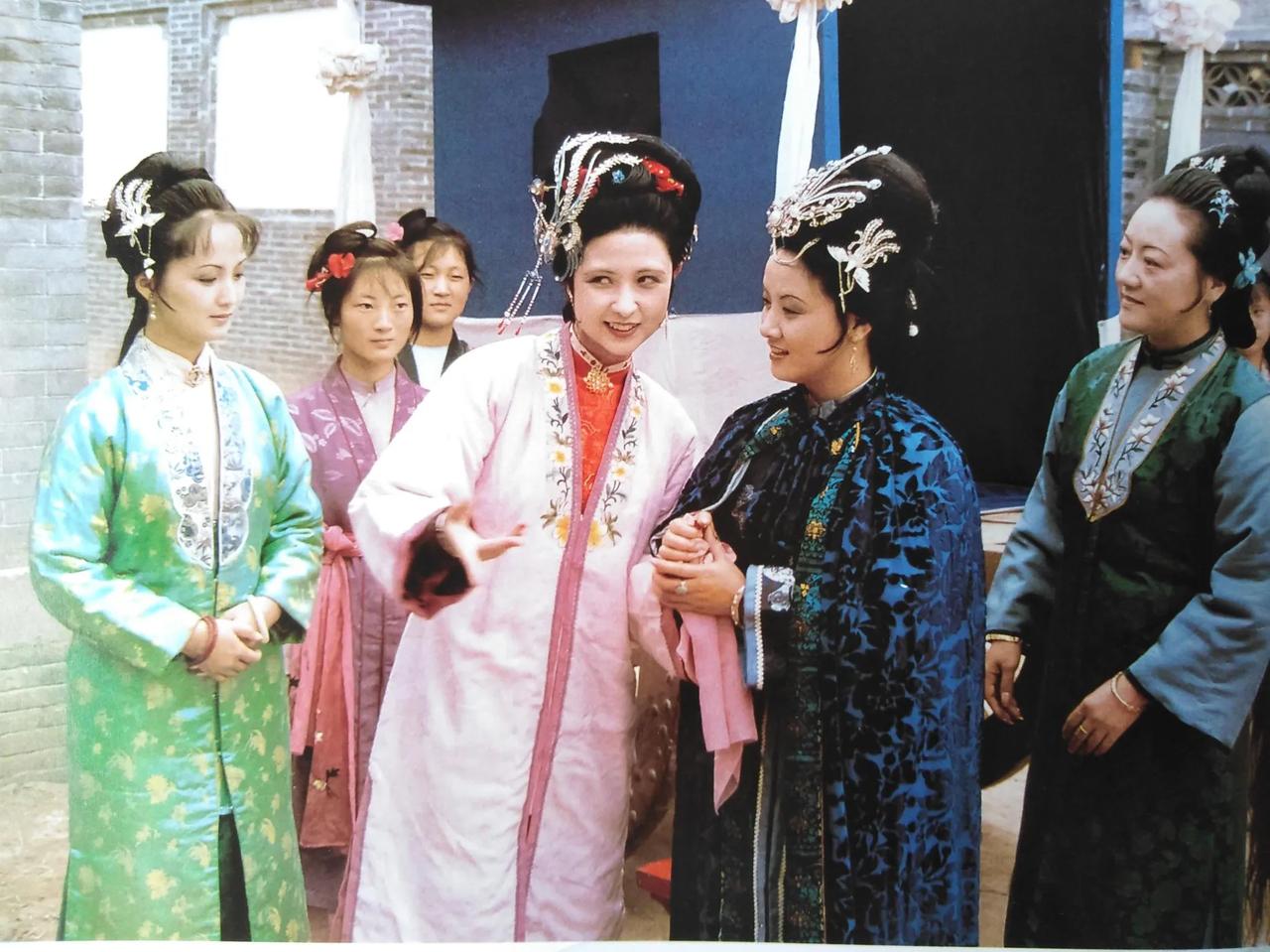 王熙凤审问旺儿和兴儿，知道尤二姐与张华有婚约后，就计上心来，想了一个一箭三雕的好