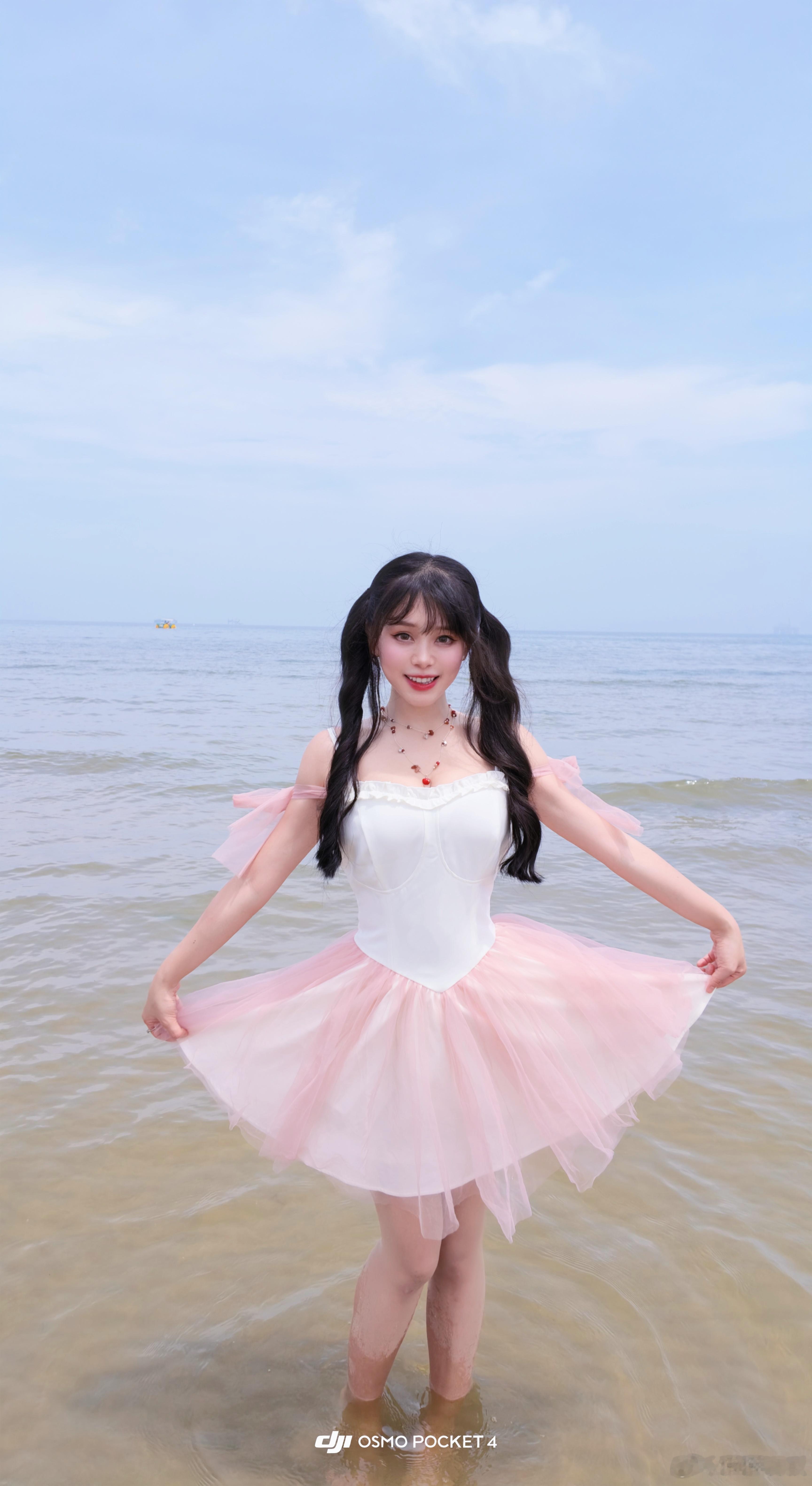 本来只想踩踩水😂一时兴起直接下海泡水防晒衣+打底裤临时上岗😏海边穿搭主打一个