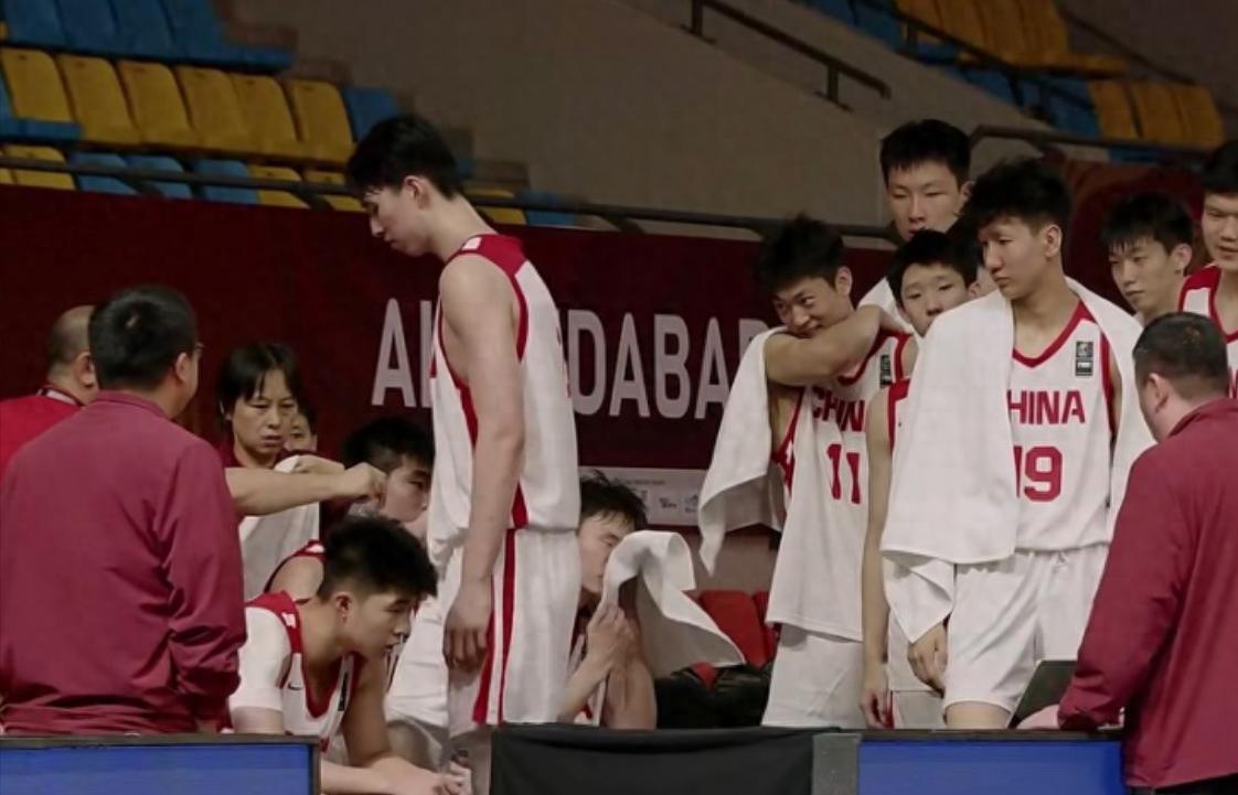 男篮传来好消息！挺进四强+锁定世界杯资格！中国U18男篮117-103力克菲律宾