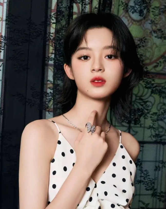 黄杨钿甜拿三名校资格证，学霸人设背后其父经历疑点重重
