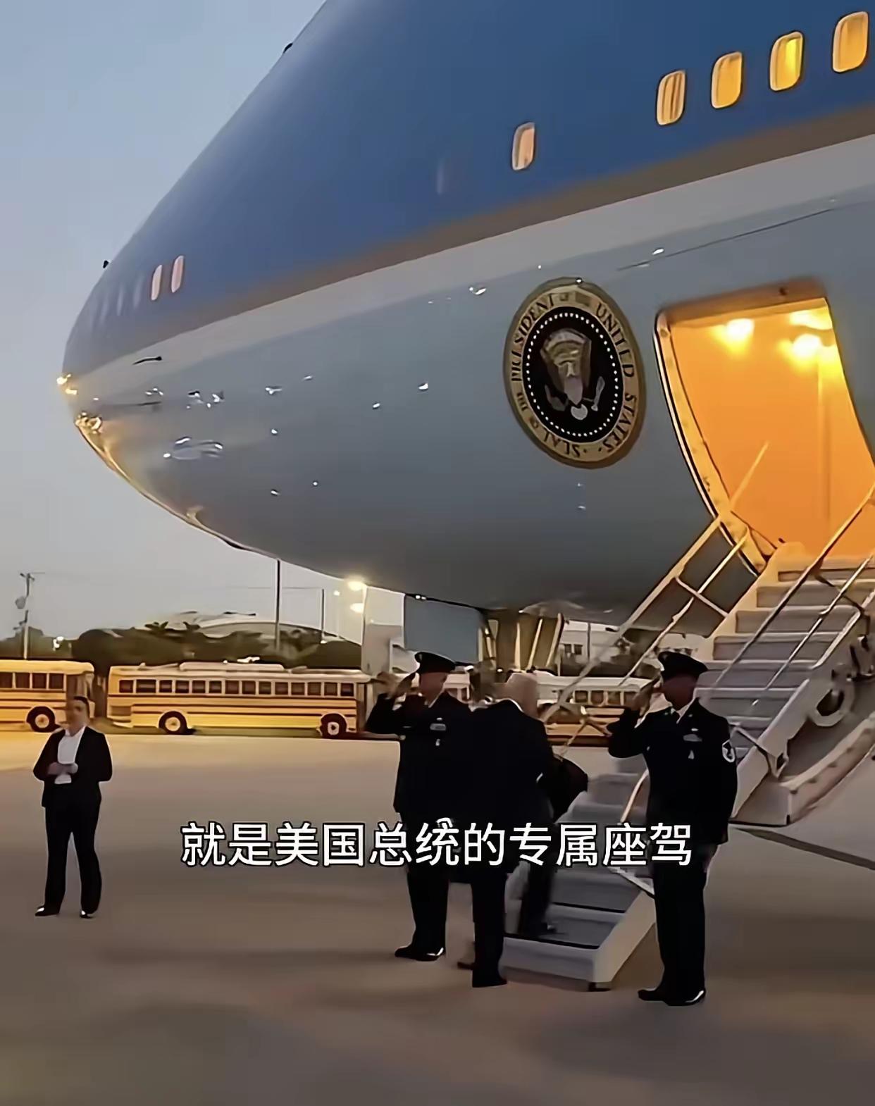 “空军一号”气派非凡，核载101人，分上中下三层，占地372平米。内有总统套间、