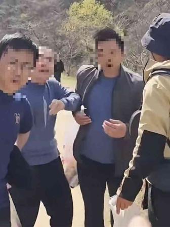 天狂要下雨，人狂要出事！3月22日秦岭子午峪现场看得人火冒三丈。志愿者蹲在地上忙