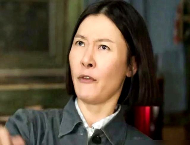 王凯硬生生把自己饿脱相了，足足掉肉15斤，连下颌线都像刀削过一样。就为了在谍战剧《交锋》里立住角色。