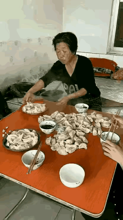 刷到一家三口吃饭的视频直接看懵了！刚出锅的饺子不装盘，居然整锅倒在桌子上，桌子直