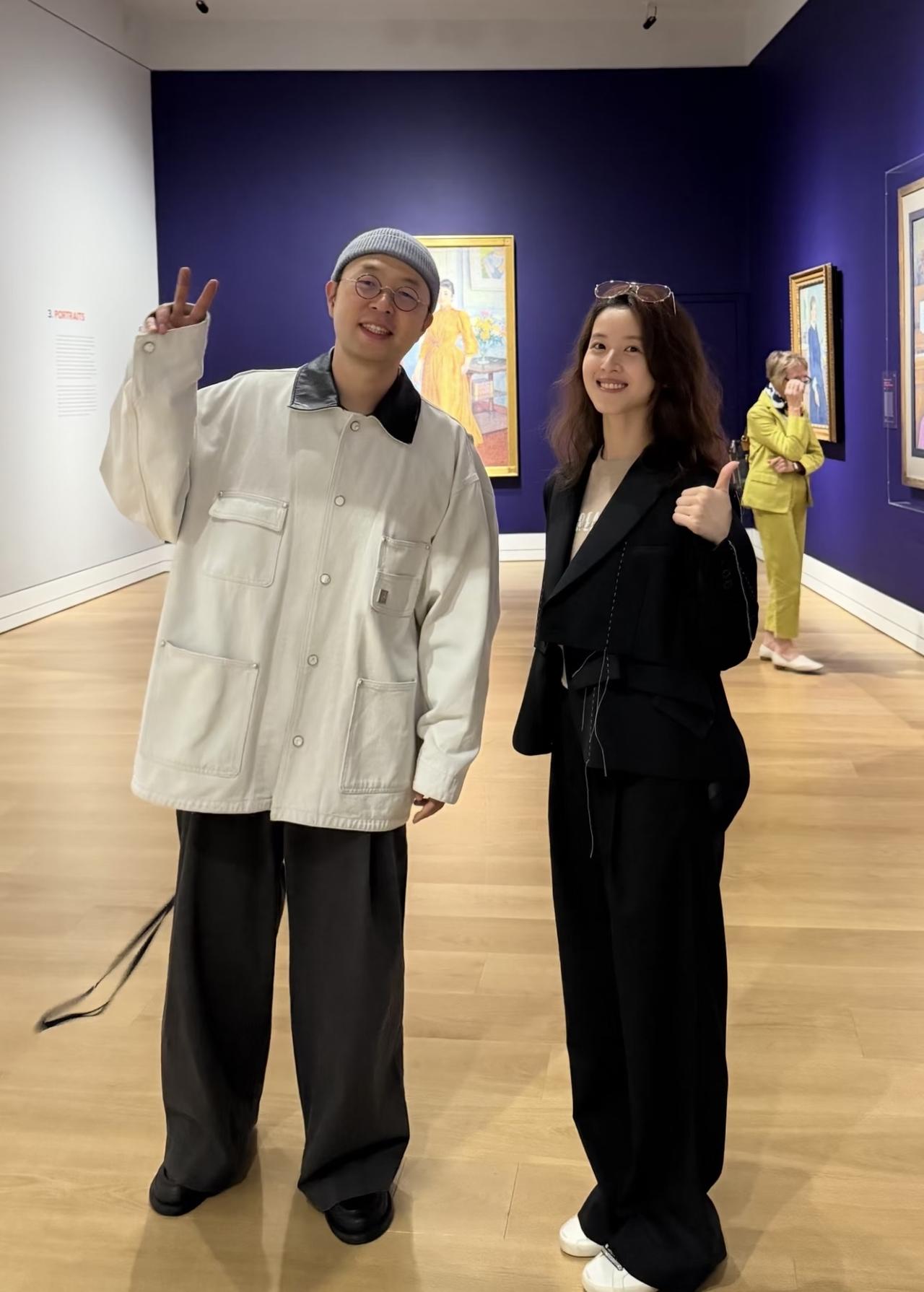 10月21日，杜海涛晒与章泽天合影，两人在伦敦某美术馆看画展。杜海涛在伦敦将