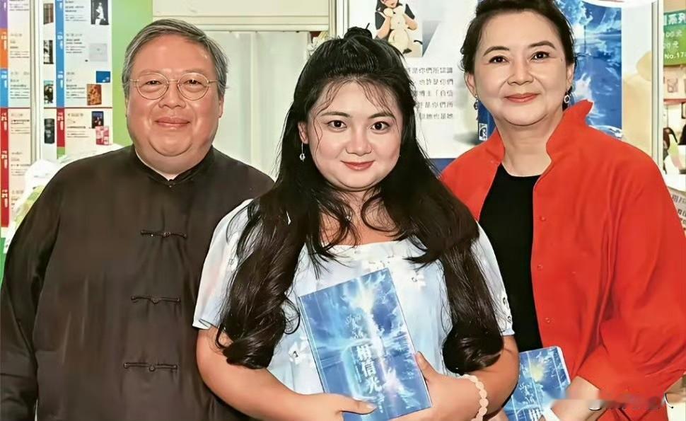 “霸王花”胡慧中一家罕见同框，67岁仍气质高雅，可女儿为啥完全没继承她的神颜？