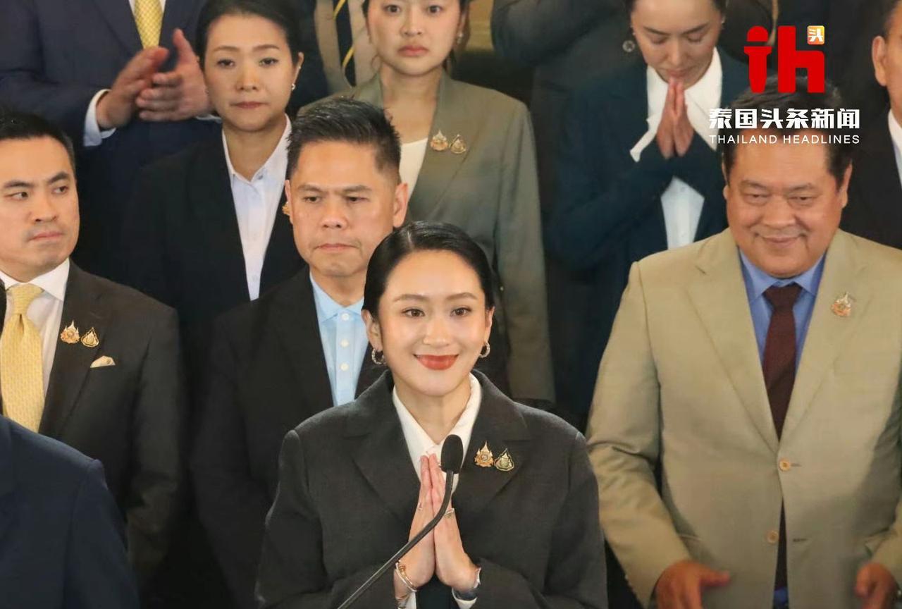 泰国总理佩通坦被解职后，保持了最后的体面，发表了最后的声明。声明现场，佩通坦全程
