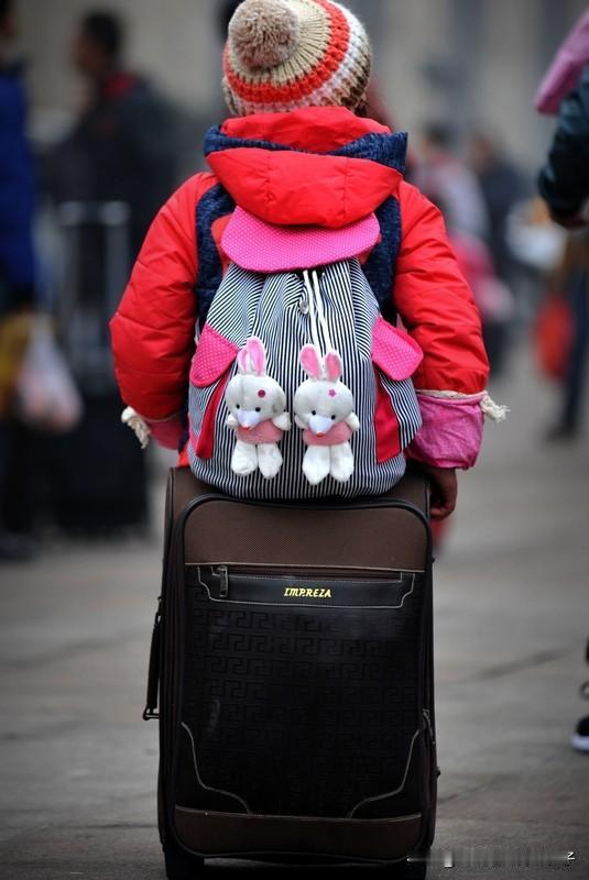 对于穷人来说，最不值钱的或许就是骨气。有个远房亲戚，一辈子清高自守，瞧不上别人