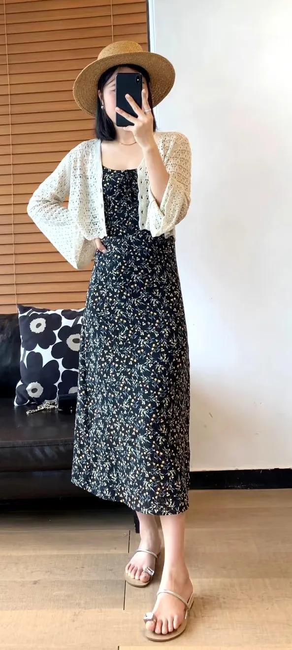 夏季穿吊带裙，可以选择衬衫、防晒服、薄款针织衫、短开衫等，当外套叠穿搭配。搭