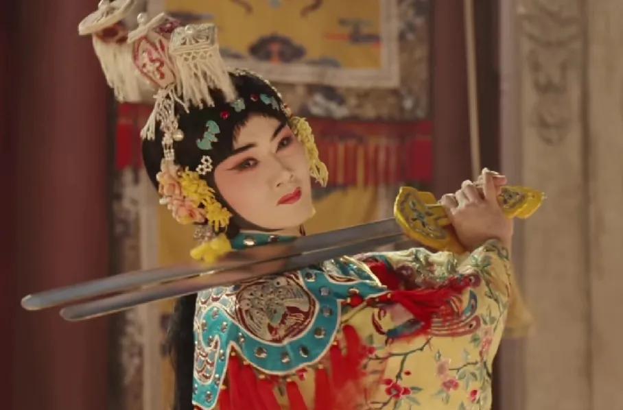 没看彩蛋真的亏了，余少群这场戏封神，一身戏服从破旧的城里走出来，好像看到了程蝶衣