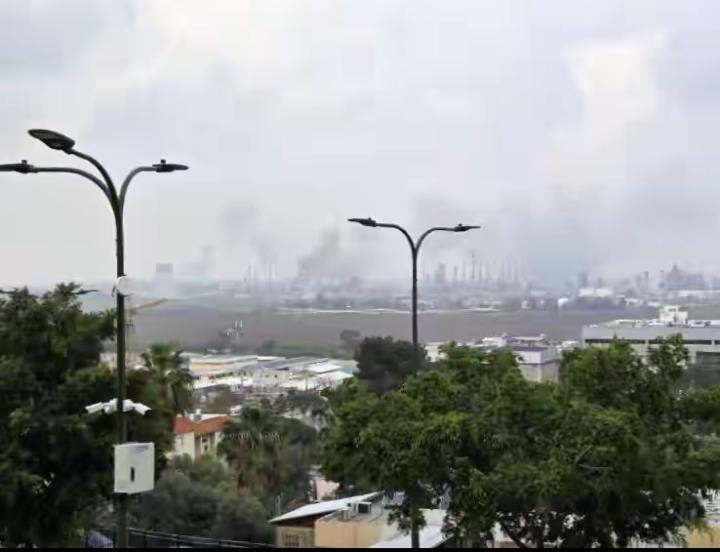 海法上空的浓烟：以色列炼油厂遇袭，地缘危机再次升级2026年3月19日，一