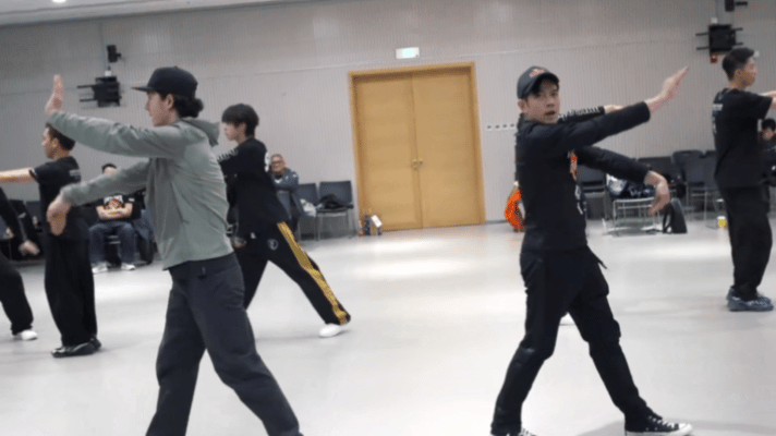 郭富城春晚vlog里的王一博郭富城王一博春晚vlog郭富城春晚vlog来了，合