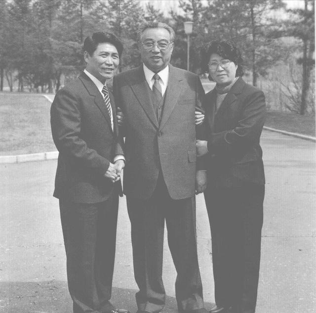 1985年春，吉林抚松的张金泉兄妹踏上平壤土地时，没料到迎接他们的是夹道欢呼的人