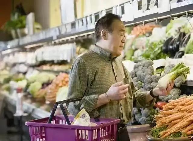 养老鸿沟：年轻人为何看不惯高额退休金的老人？开课！今天我们聊养老鸿沟这个话题