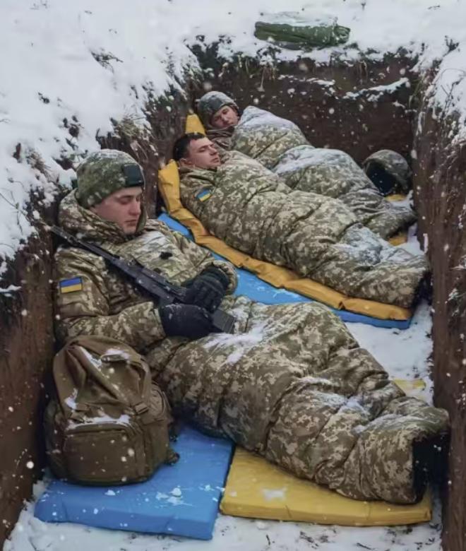 战争结束后怎么办？乌克兰士兵已经给出了答案，第一步就是把枪指向国内的某些人，乌克