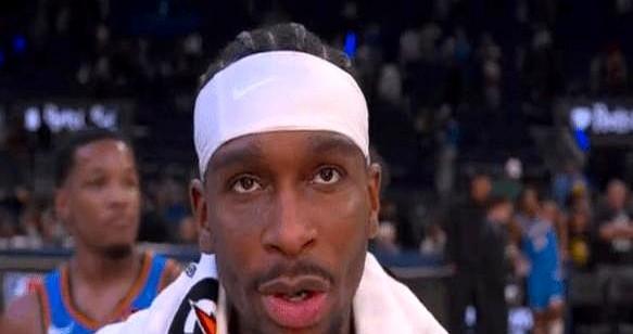 联盟硬要把王冠塞他手里，他却转头给了库里。刚拿完MVP、得分王、总冠军和FM