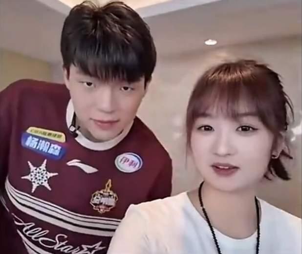 杨瀚森和球迷的想法完全不同？在接受采访时，杨瀚森不止一次说，有时不想练了女友就踹