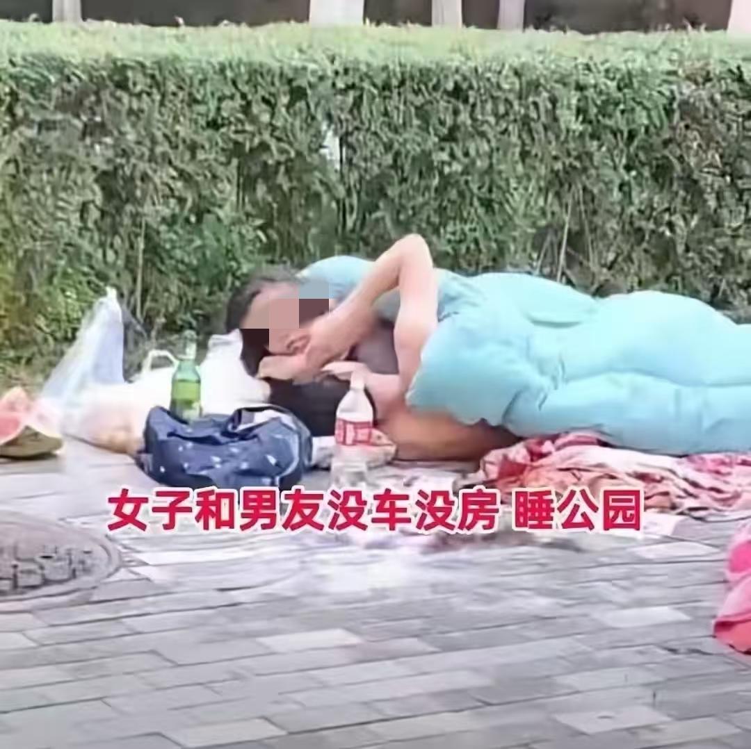 一对年轻情侣在公园打地铺，男的上衣都没穿，公园里晨练的老人来来往往，两人躺在那没