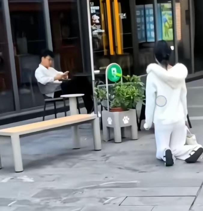 上海街头揪心一幕！女子当众跪地痛哭，男子低头玩手机全程冷漠无视5月16