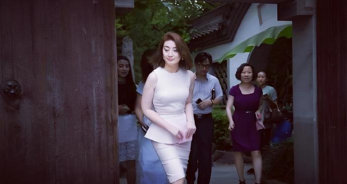宗馥莉的亲叔叔宗泽后发朋友圈说，宗馥莉接班娃哈哈不应该考虑如何做大规模，如何赚钱