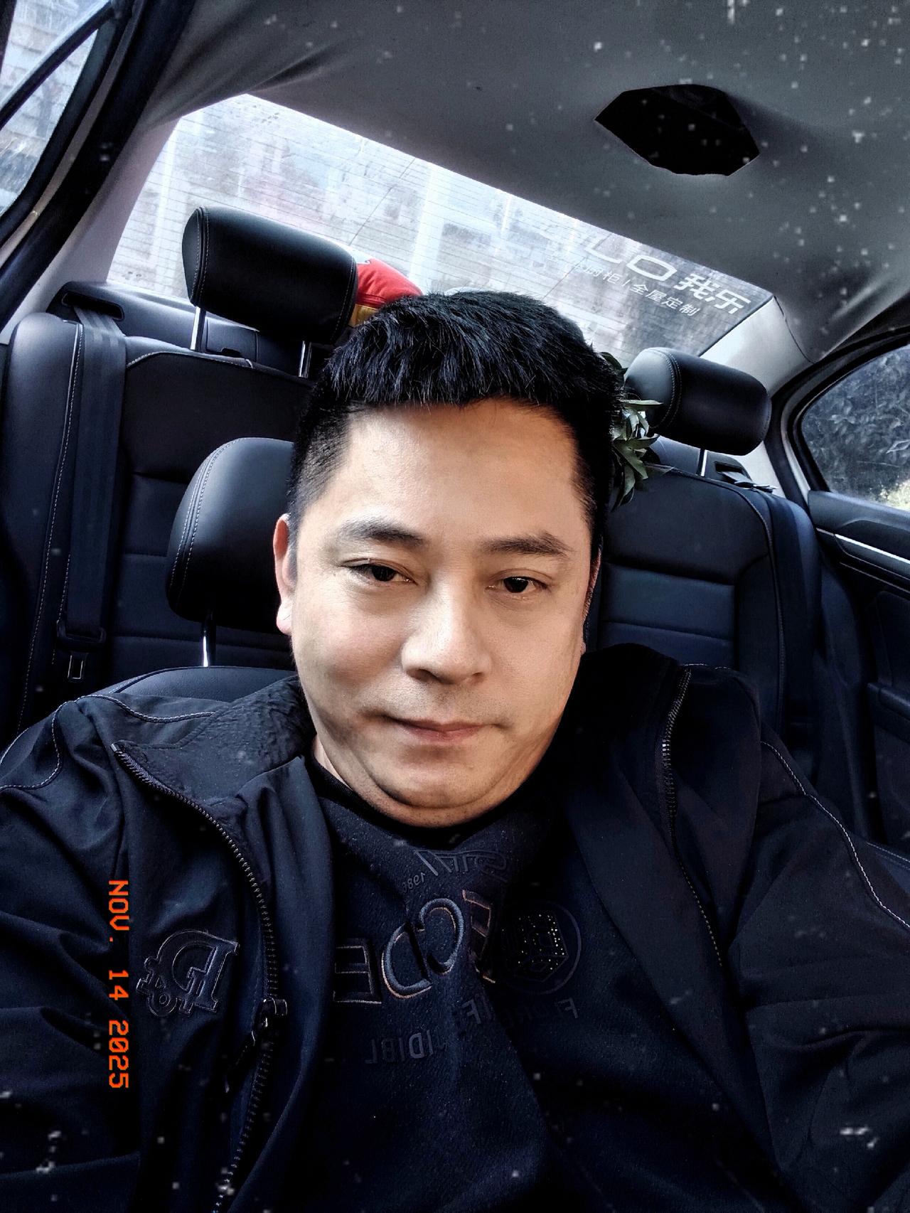 带娃日常记录我很少带娃，老大打小都她爷爷奶奶带，五岁时才把她放身边。老二也是一样