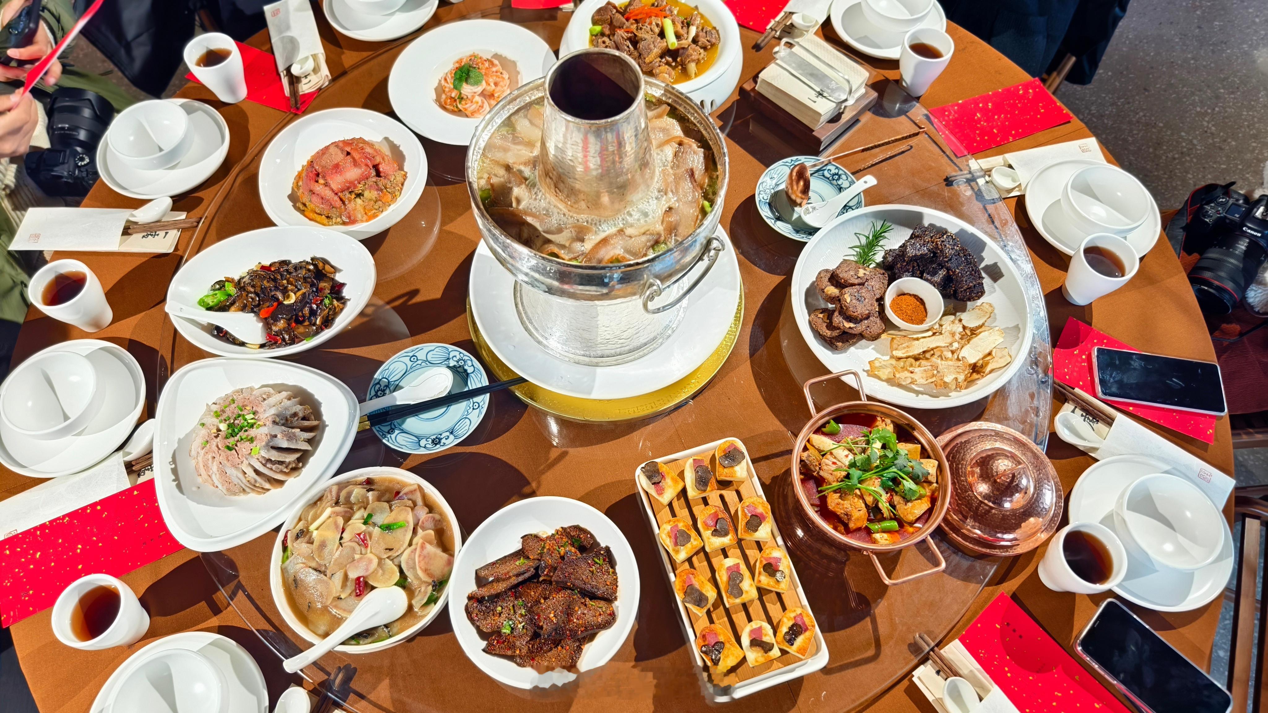 过年了！给大家拜年啦！祝所有朋友们马年大吉、爱情甜蜜！我家的年夜饭已上桌，能看出