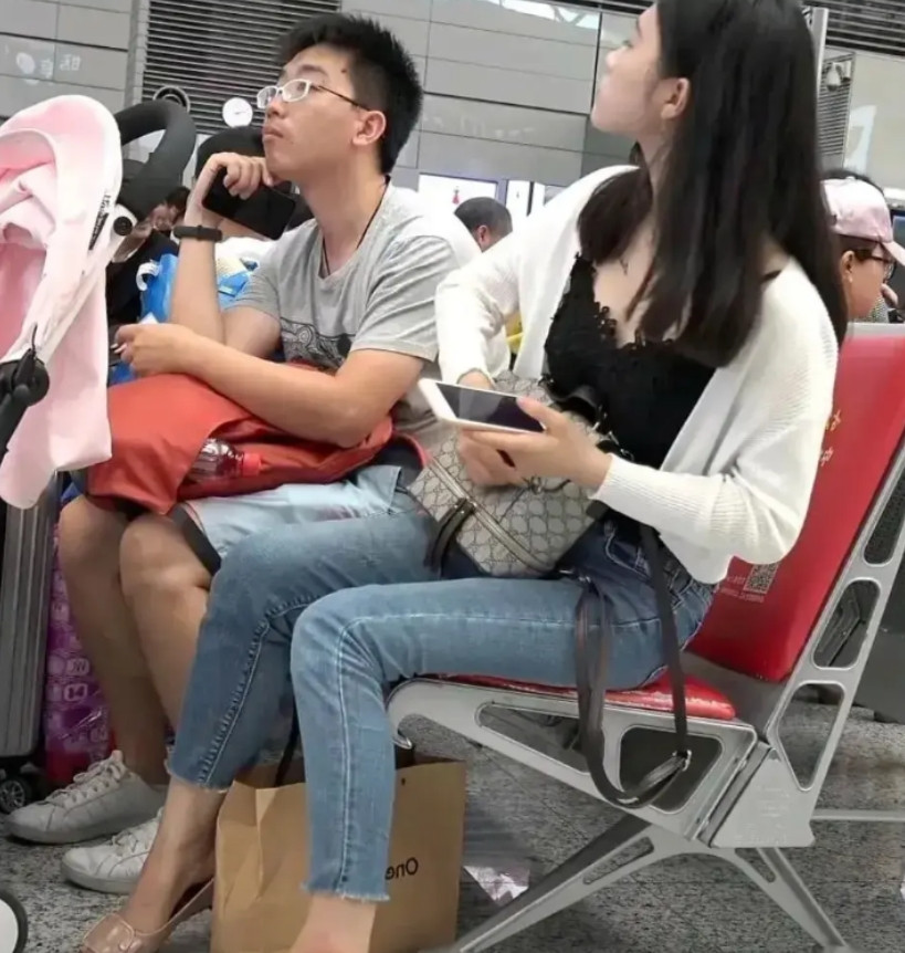 不得不说，旁边那哥们单身不是没原因的……​​​