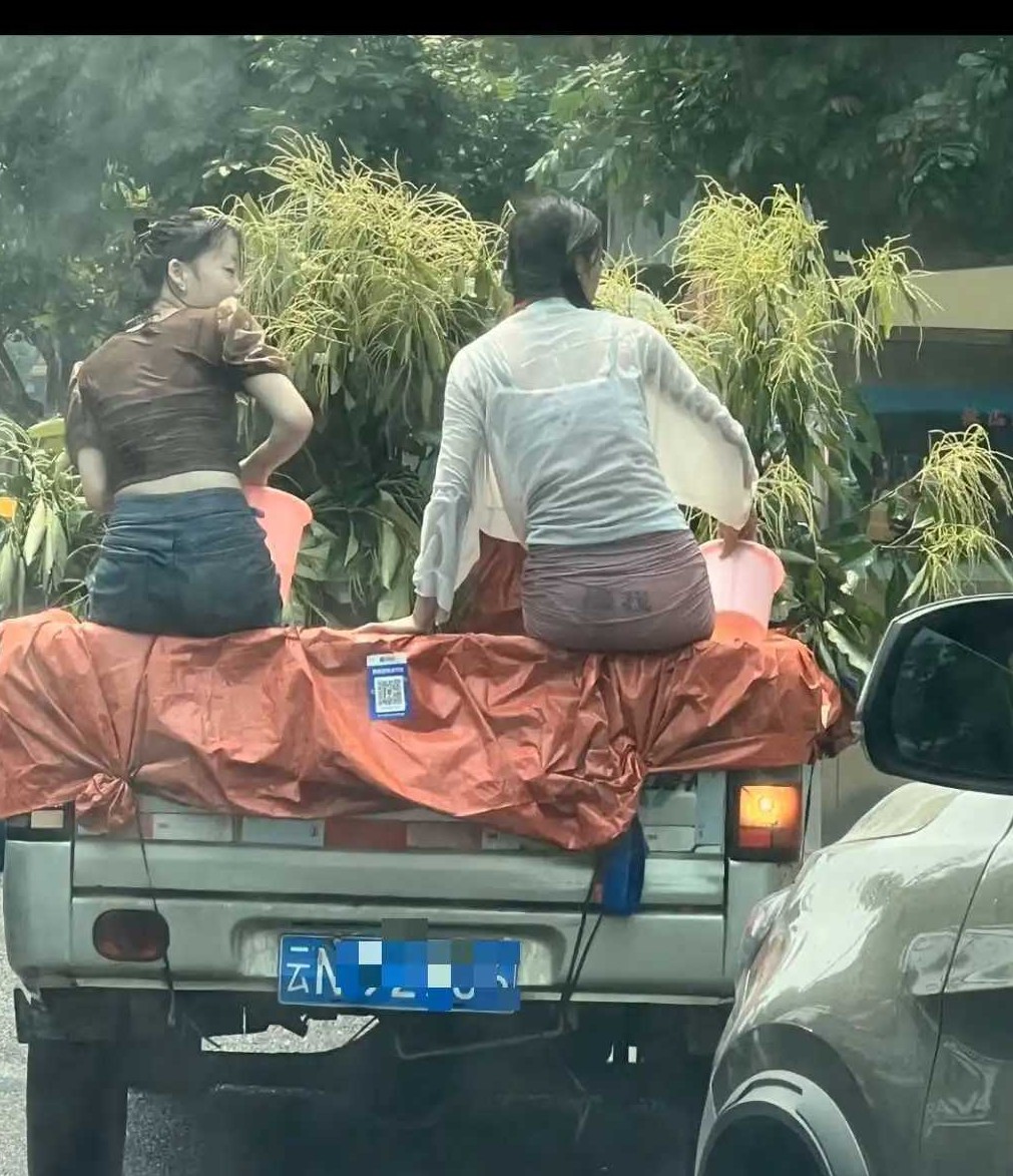 奇怪，这妹子裤子里面写的啥？