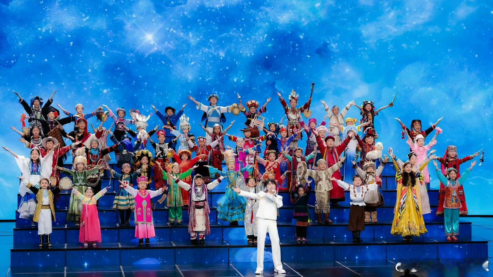 新华社赞周深展现责任与担当五登春晚获央媒盛赞！评价其“让古老文脉走出古籍走进大