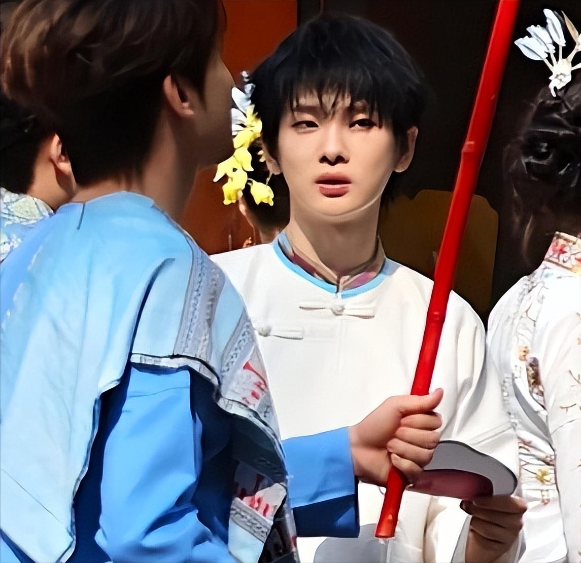 明星云南录节目，就强制驱赶购票游客。真把自己给当皇帝了？ 还说要“体谅明星