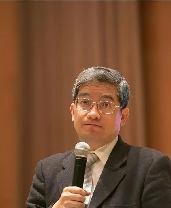 1974年，读大一的郎咸平去算命。算命先生说：“你的老婆是一个小学五年级的女生的