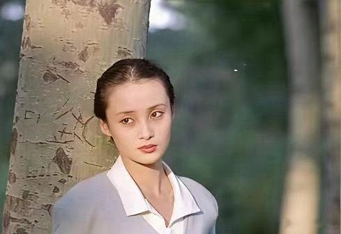 以前真的不在意少女感，这张蒋勤勤看着像29岁，其实才19。