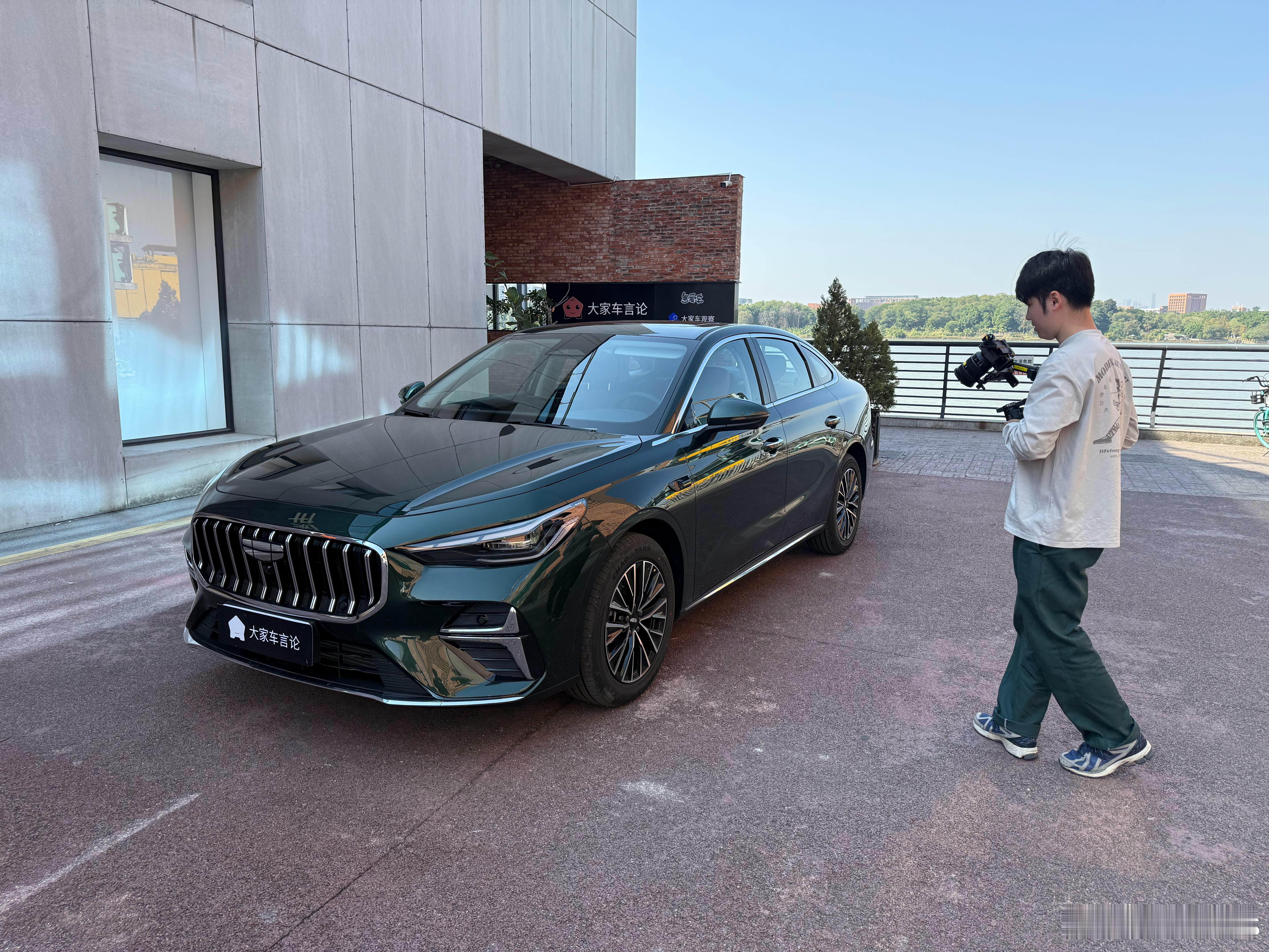 美食难捞，宏哥都影车评啦！图中这车，不要查，大家觉得卖多少钱？