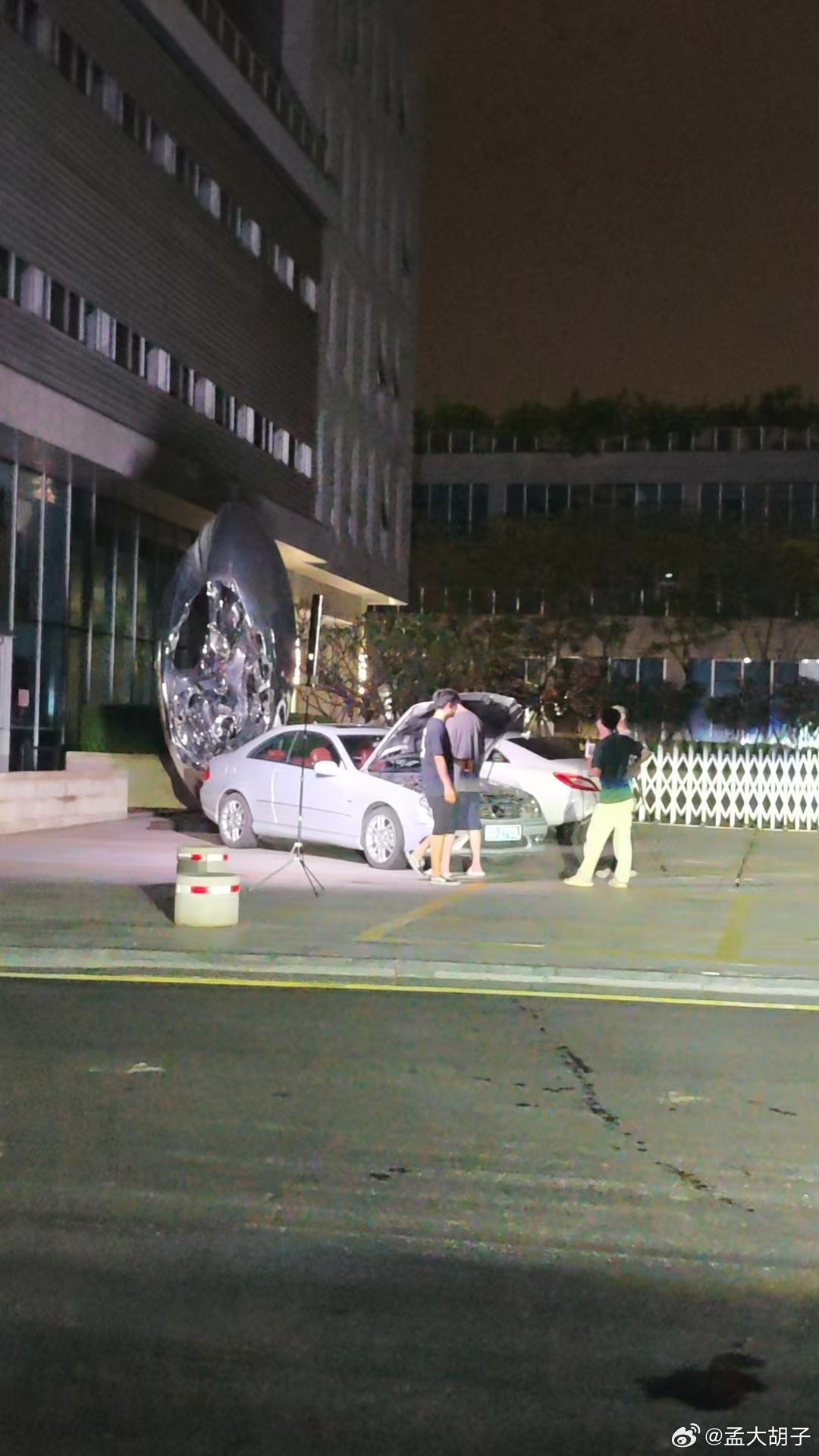 现在公司门口已经成了网红拍摄基地了吗？半夜还有人在拍摄